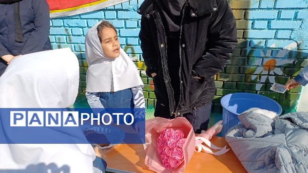 برپایی بازارچه درون مدرسه‌ای در دبستان ربابه هاشمیان یزدی شیروان