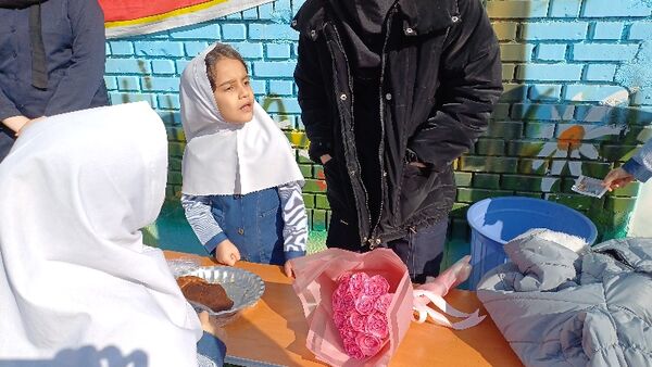 برپایی بازارچه درون مدرسه‌ای در دبستان ربابه هاشمیان یزدی شیروان