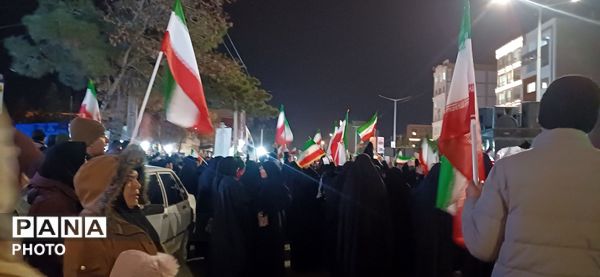 راهپیمایی گسترده مردم نیشابور در احتماع شبانه