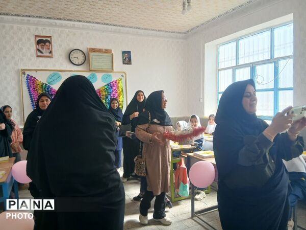 دانش آموزان هویزه به استقبال اول مهر رفتند