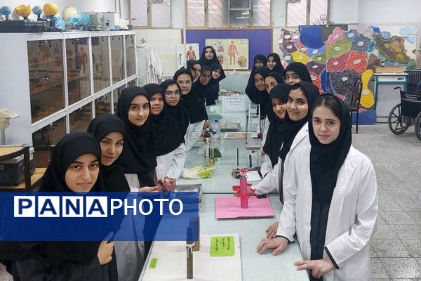 روز آزمایشگاه در دبیرستان شاهد ندای فاطمه (س) ناحیه دو شهرری 