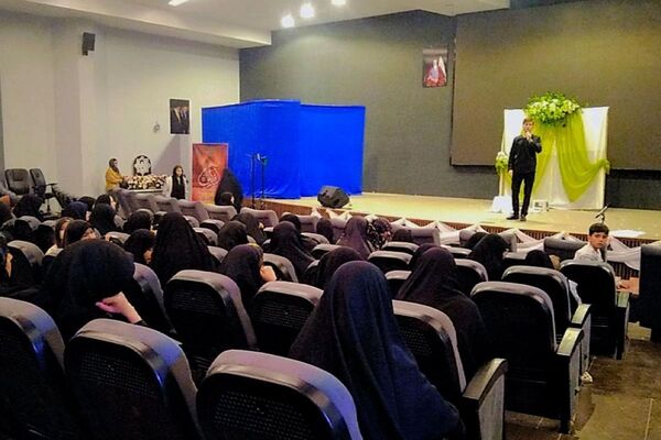 گرامیداشت ایام فاطمیه با اجرای نمایش آفلین در اداره آموزش و پرورش اسلامشهر