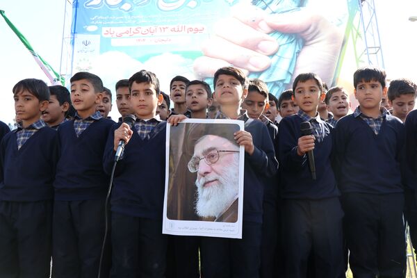 برپایی غرفه سازمان دانش‌آموزی دلیجان در راهپیمایی روز دانش‌آموز
