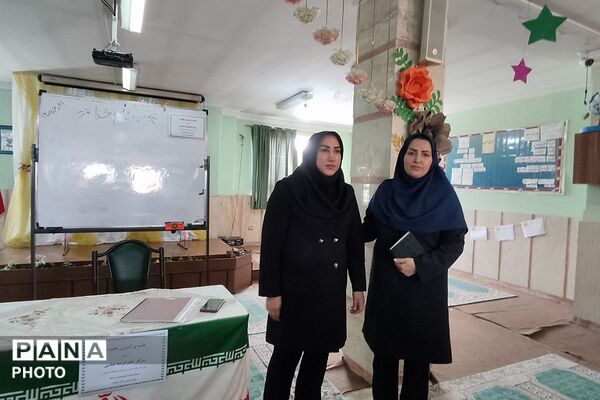 جلسه آموزش خانواده در دبستان پانزده خرداد ناحیه دو شهرری 