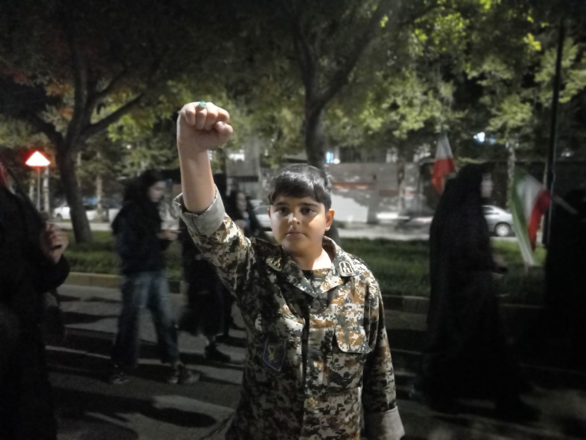 حضوری شبانه با پرچم پرافتخار ایران