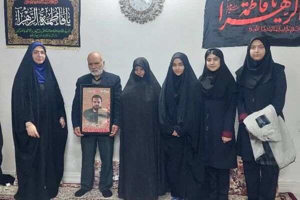 دیدار دانش‌آموزان مدرسه نمونه دولتی شهیدی با مادر شهید مجید زارعی به مناسبت روز مادر