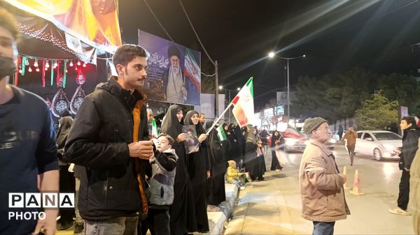 تجمع جوانان‌‌و‌نوجوانان‌در‌بیعت با رهبر انقلاب در نیشابور