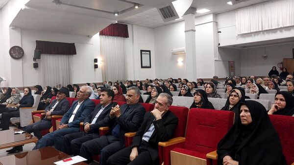 جلسه انجمن اولیا و مربیان در دبیرستان دوره دوم آرمینه مصلی نژاد