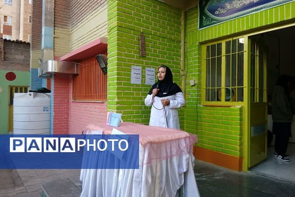 برگزاری جشن و تجلیل از مادران پرستار در مدرسه دکتر رزمی و قدس ناحیه دو شهرری 