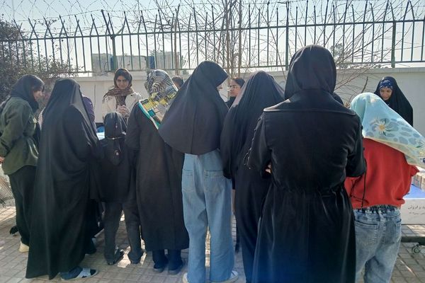 بازارچه فروش دبیرستان و هنرستان حدیث کسا ری یک به مناسبت دهه فجر