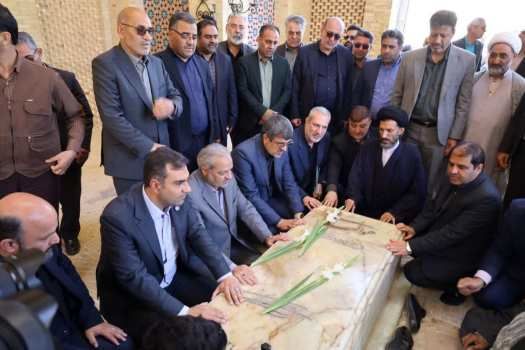 ادای احترام وزیر آموزش و پرورش به مقام شامخ شهدای شهرستان اردکان