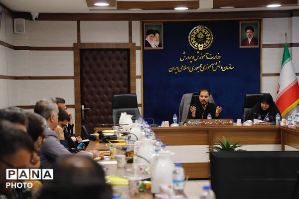 نشست هم‌اندیشی مسئولان دانش‌آموزی تهران با محور آموزش مربیان و مدیریت مصرف انرژی