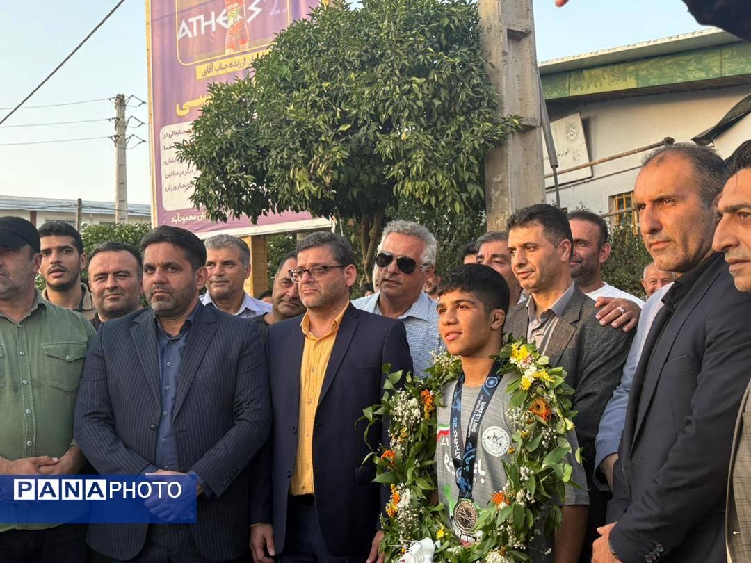 استقبال محمودآبادی‌ها از نایب قهرمان رقابت‌های کشتی نوجوانان جهان