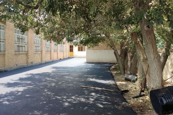 محوطه مدرسه شهید مصیب دهقان شهرستان بیضا آسفالت شد