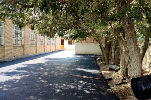 محوطه مدرسه شهید مصیب دهقان شهرستان بیضا آسفالت شد