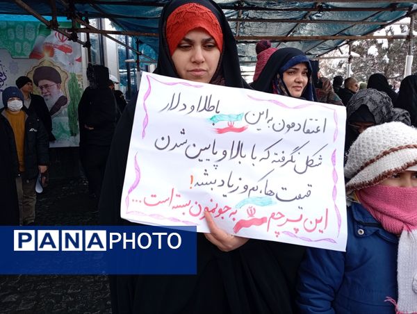 راهپیمایی ۲۲ بهمن در مشهد با حضور فرمانده واحدهای حوزه ۱۹ بسیج دانش‌آموزی منطقه تبادکان