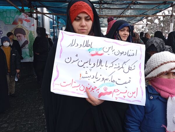 راهپیمایی ۲۲ بهمن در مشهد با حضور فرمانده واحدهای حوزه ۱۹ بسیج دانش‌آموزی منطقه تبادکان