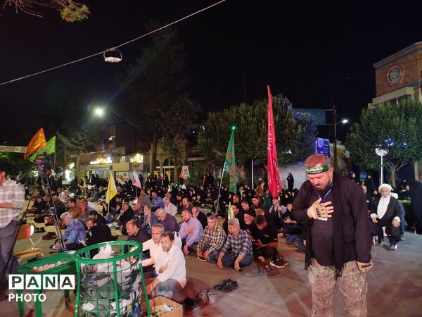 آیین عزاداری و نماز استغاثه به یاد رهبر امت اسلام در حسینیه امام خمینی 