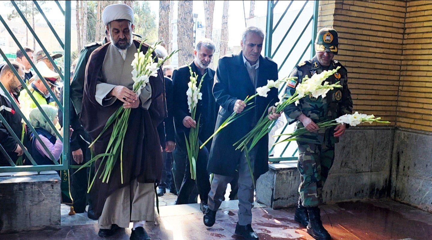 آیین گلباران مزار شهدا با حضور مسئولان شهرستان رباط‌کریم
