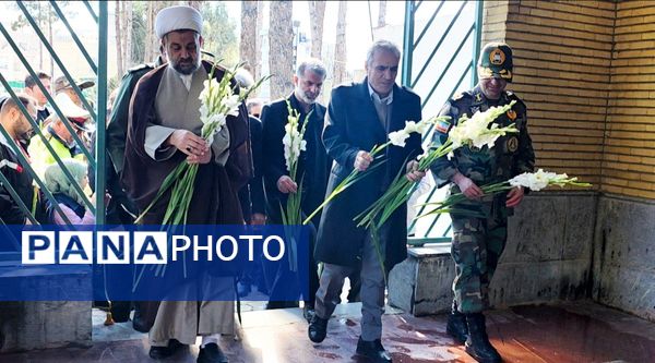 آیین گلباران مزار شهدا با حضور مسئولان شهرستان رباط‌کریم