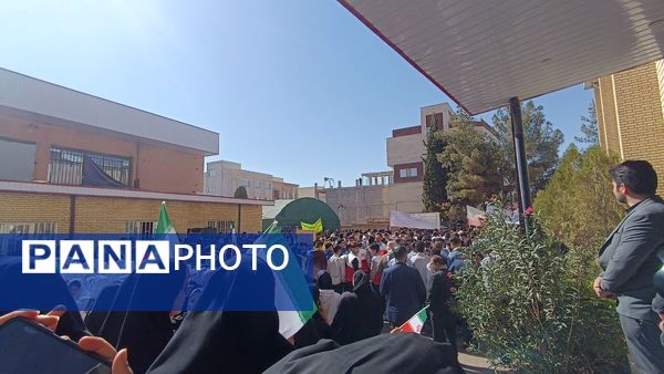 حضور پرشور دانش آموزان شهر محلات در راهپیمایی ۱۳ آبان در شهر محلات 