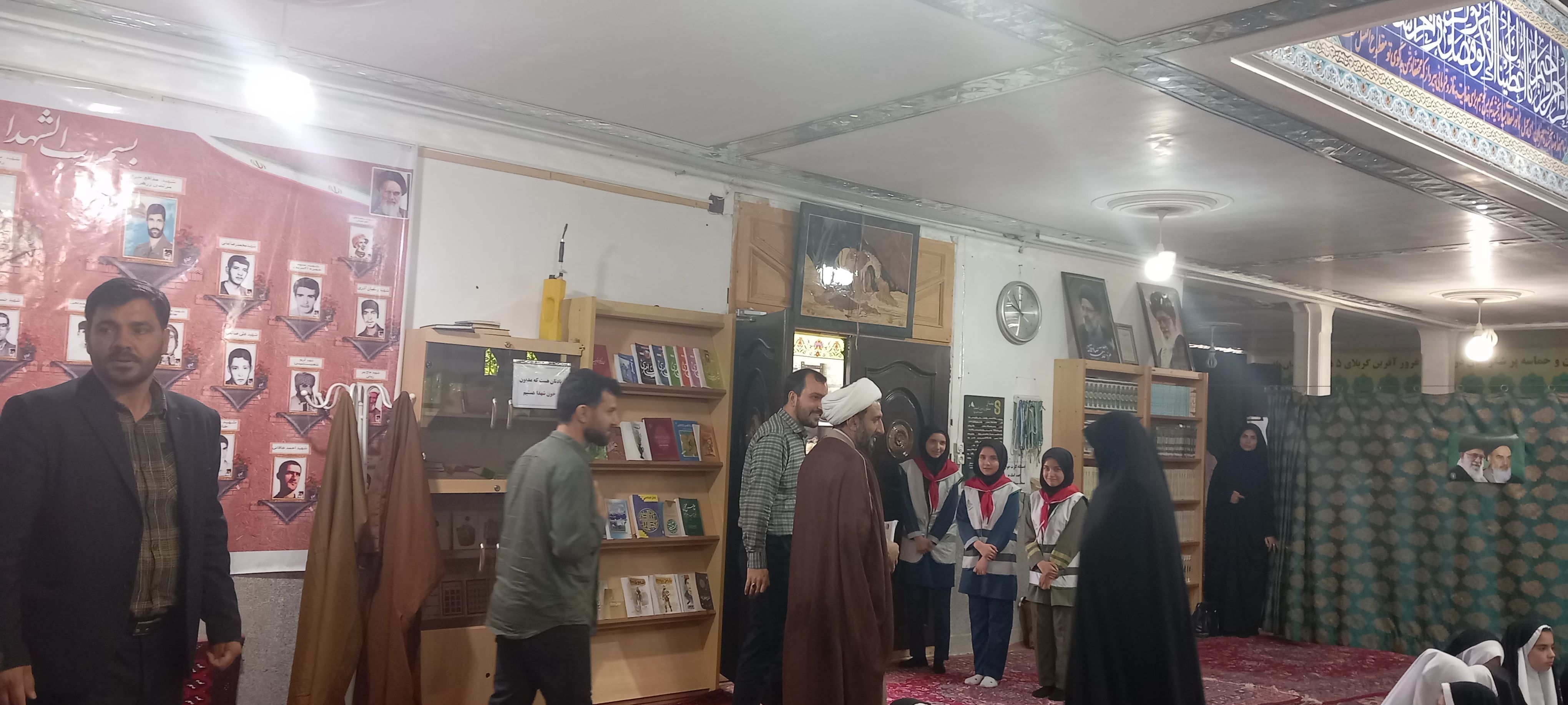 شرکت دانش‌آموزان دبستان حضرت فاطمه(س) در مراسم سالگرد شهدای خدمت