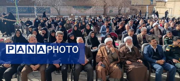گرامیداشت سالگرد انقلاب با نواختن زنگ در دبیرستان دخترانه شاهد