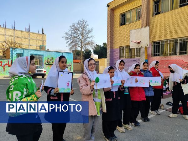 زینت بخشی مدارس شهرستان قدس با کاشت نهال های جوان