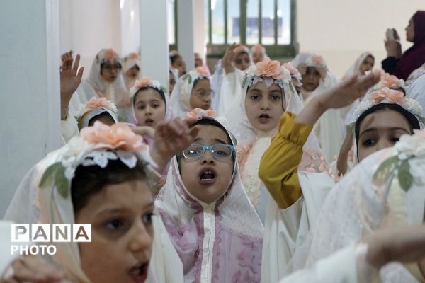 لبخند بندگی در دل‌های کوچک