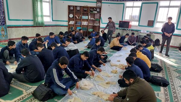 برگزاری نماز جماعت و زیارت عاشورا در دبیرستان شاهد
