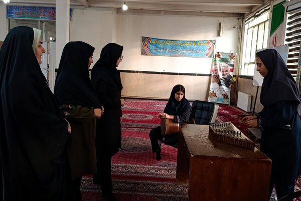  نمایشگاه فرهنگی و هنری دبیرستان عترت