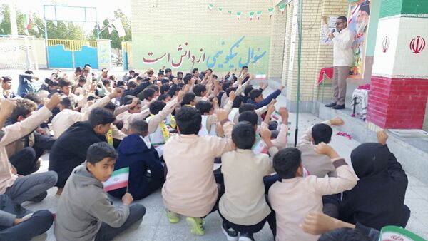 مدارس سندرک یکپارچه در شور انقلابی؛ زنگ انقلاب به صدا درآمد