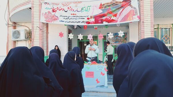 مراسم تجلیل از پرسنل زحمتکش  نیروی‌انتظامی در دبیرستان حضرت‌زینب(س) شهرستان لنده 