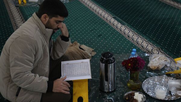 محفل قرآنی خانوادگی و افطاری ساده در مصلی خاتم‌الانبیا زنجان