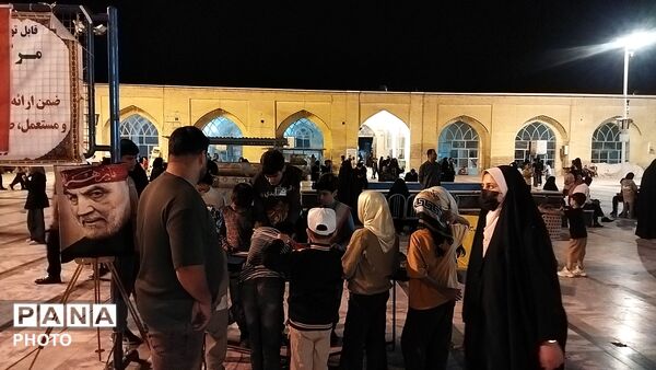 غرفه دهه نودی ها در هشتاد و پنجمین شب از اجتماعات مردمی حسینیه امام خمینی نیشابور 