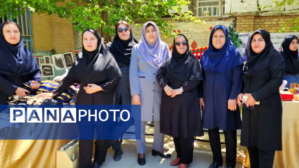 بازارچه دانش‌آموزی در مدرسه بنت‌الهدی یاسوج به‌مناسبت هفته مشاغل