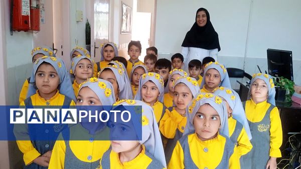 قدردانی از کارکنان خانه‌های بهداشت روستای فدافن در روز پرستار