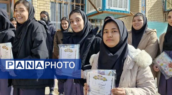 تجلیل از دانش آموزان برتر دبیرستان تاجیک بهارستان‌۲