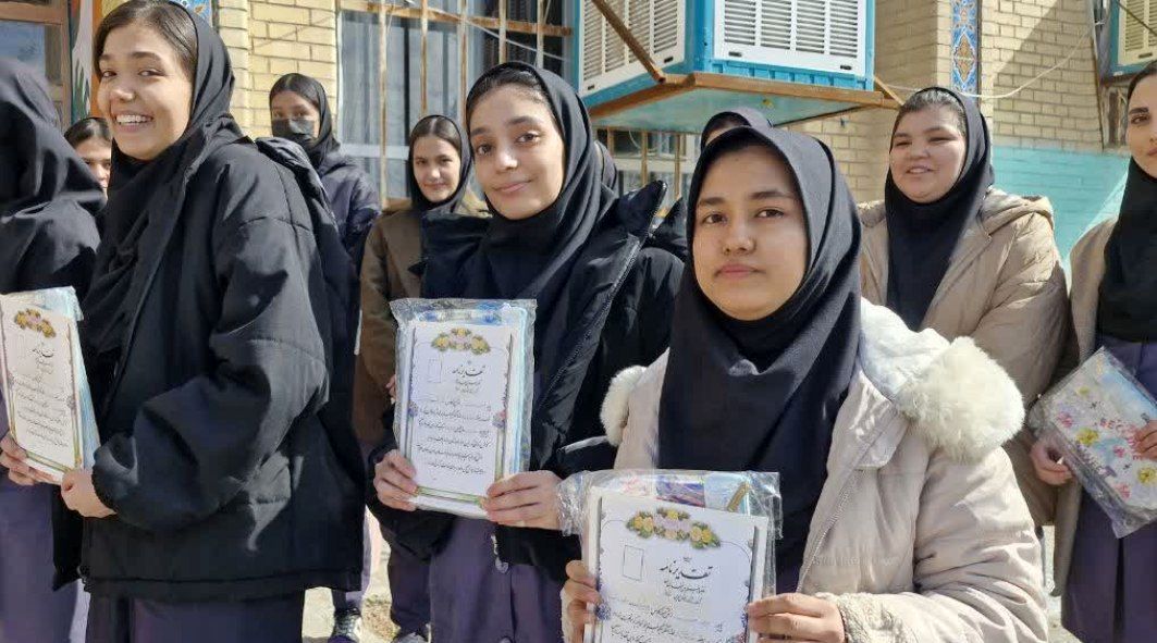 تجلیل از دانش آموزان برتر دبیرستان تاجیک بهارستان‌۲
