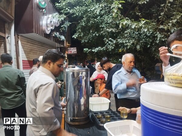 طعم خدمت در چایخانه‌ «گلشن»؛ روایت میزبانی طلاب در صد و هشتاد و سومین شب شهادت