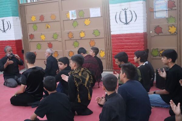 حضور پر رنگ نوجوانان در مراسم قرائت دعای زیارت عاشورا 