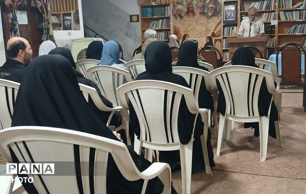 تجلیل از دانش آموزان برگزیده مسابقات شعرخوانی و مشاعره در قم