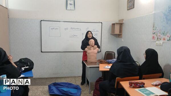 مهارت‌های هلال احمر در مدرسه مهردخت