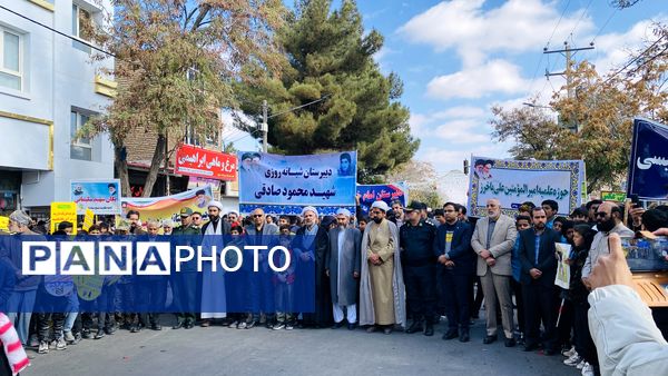 همبستگی نسل امروز با آرمان‌های انقلاب در راهپیمایی ۱۳ آبان باخرز