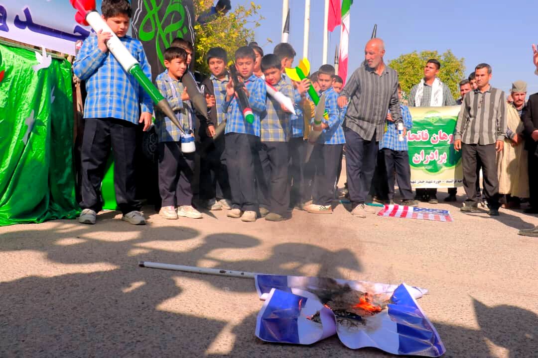 فراشبند صحنه هم‌صدایی مردم و دانش‌آموزان در روز ملی مبارزه با استکبار جهانی 