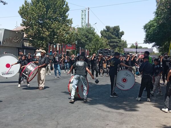 عزاداری ظهر  عاشورا در خیابان‌های شهر نیشابور 