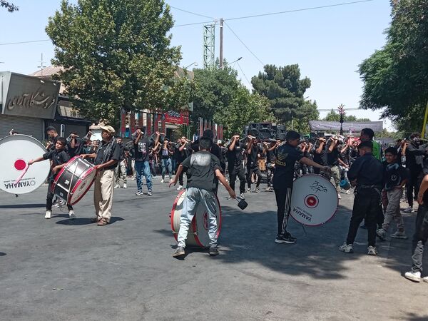 عزاداری ظهر  عاشورا در خیابان‌های شهر نیشابور 