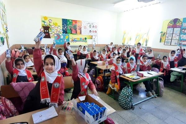 اولین توزیع شیر رایگان در مدارس ابتدایی شهرستان فاروج 
