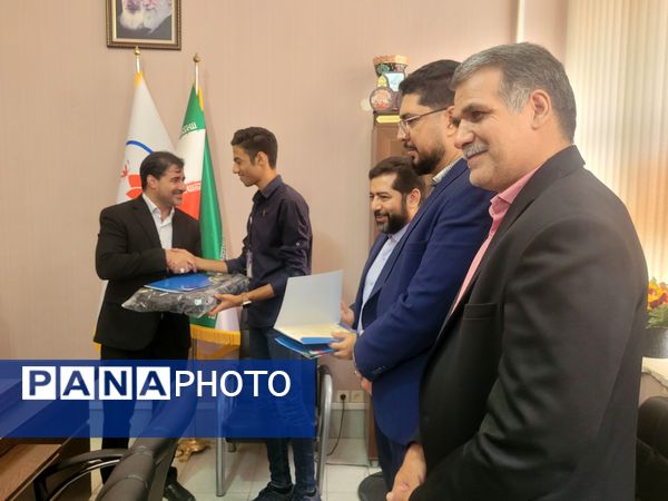 دیدار معاون پرورشی و فرهنگی اداره‌کل آموزش و پرورش استان اصفهان با اعضای مجلس دانش آموزی اصفهان