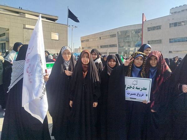 خروش ۱۳ آبان در مشهد؛ دانش‌آموزان، نماد ایستادگی